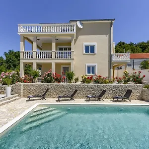  Apartment Haus Lilli Mit Pool